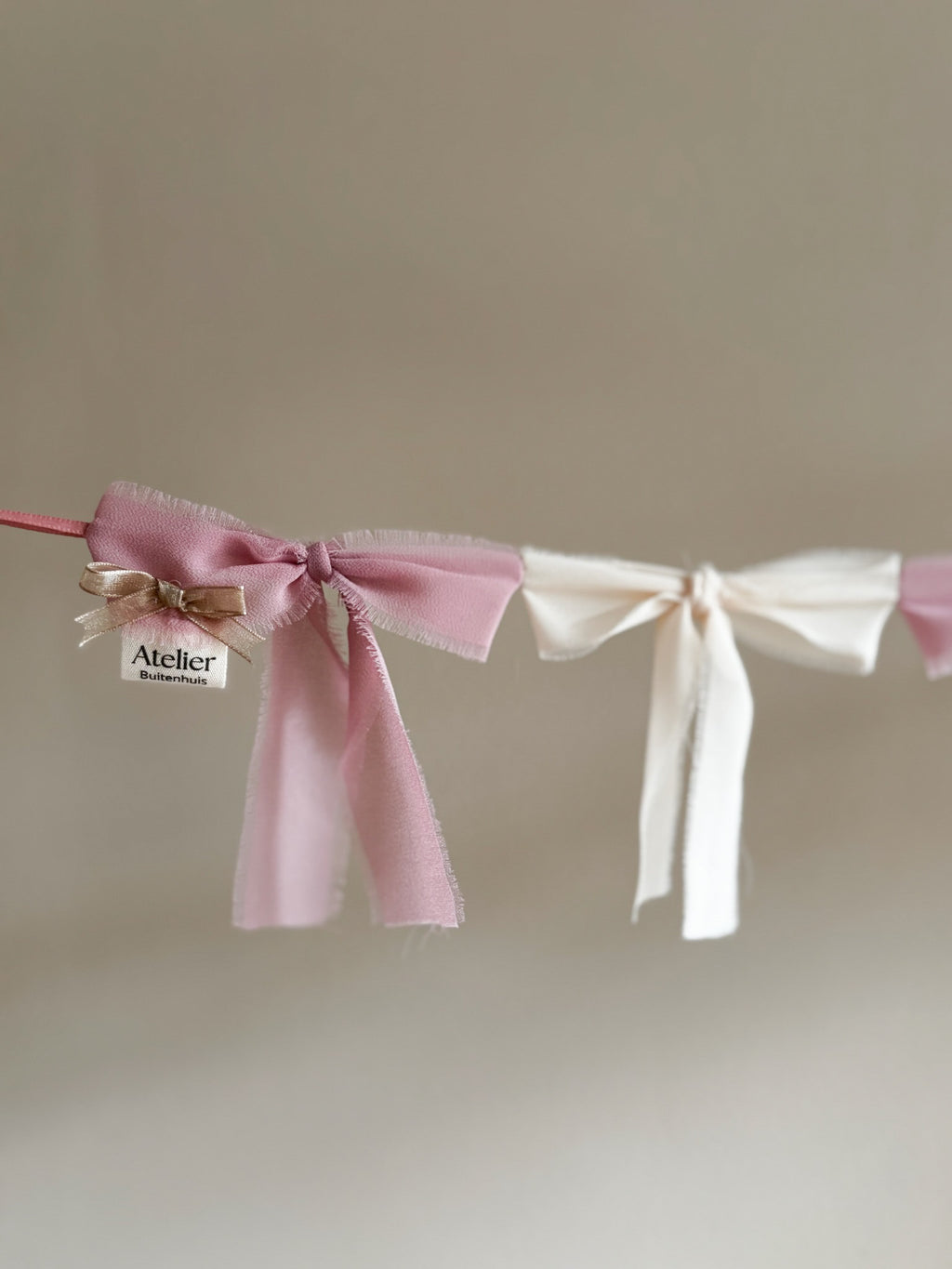 Strikkenslinger | kleine strikjes | Off white en licht roze | 1 meter