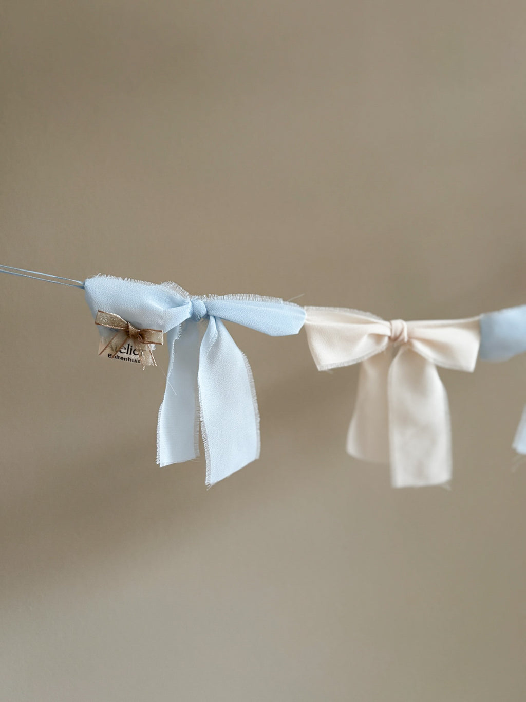 Strikkenslinger | kleine strikjes | Off white en licht blauw | 1 meter