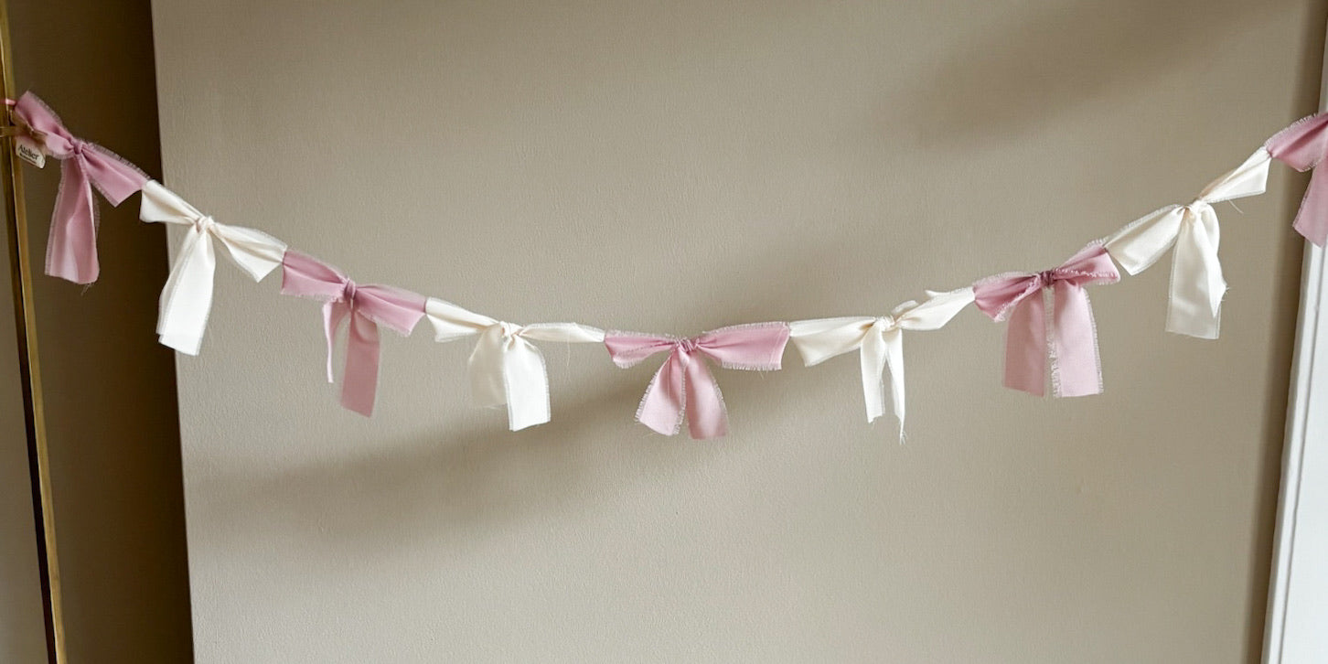 Strikkenslinger | kleine strikjes | Off white en licht roze | 1 meter